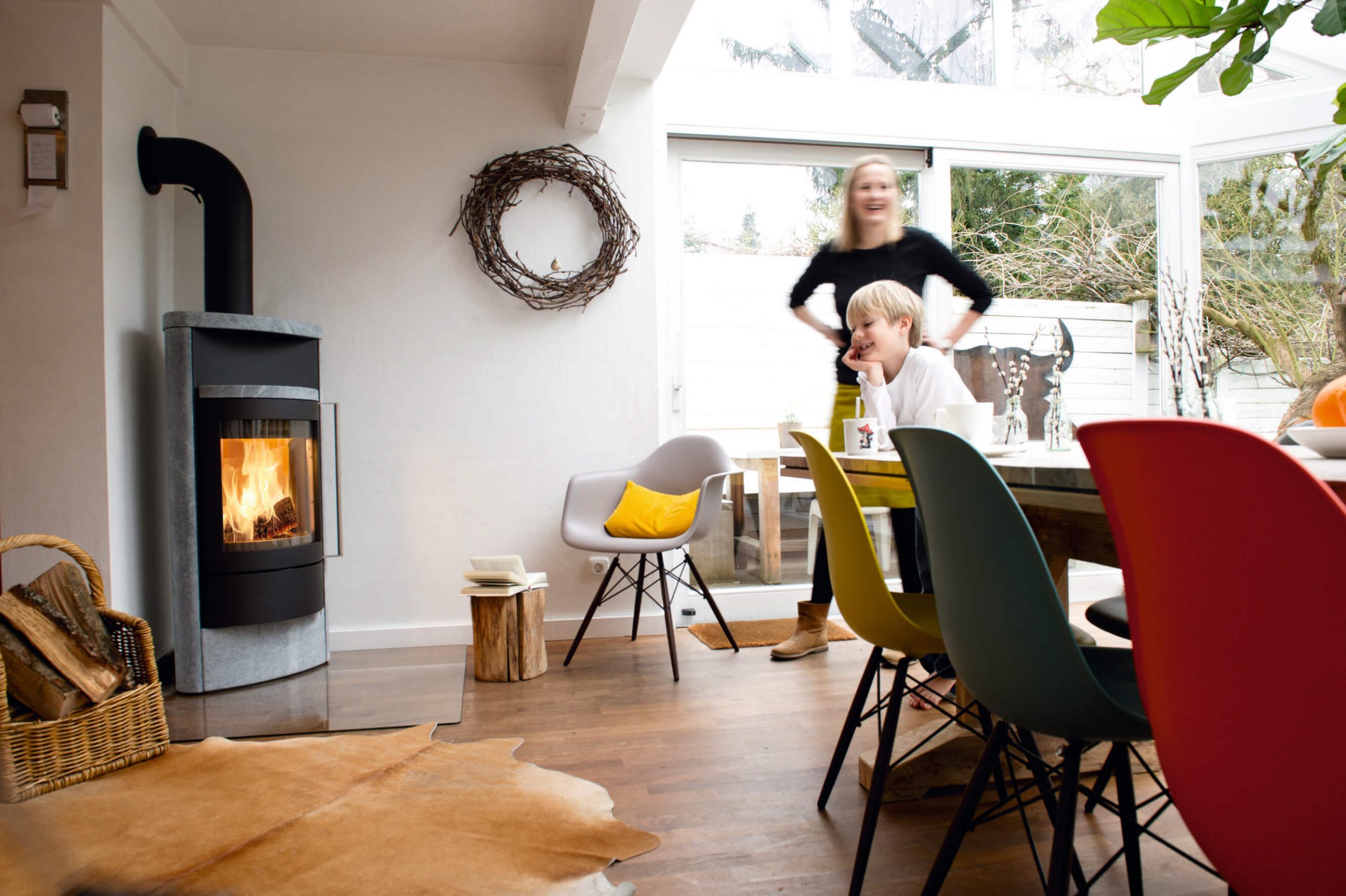 Elektrische Öfen für Hotels: Blick durch ein elektrisches Kaminfeuer in die Lounge Area eines Luxushotels